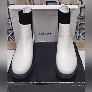 Alfani Women's Tackoma Lug Sole Booties White/Black Pull-On Size 9.5M New In Box